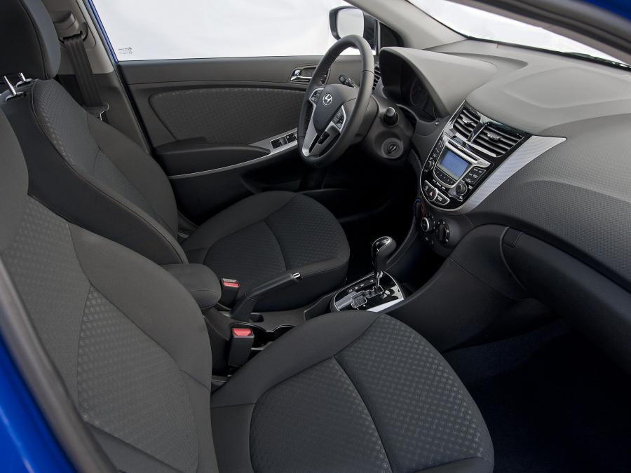  Hyundai Accent 5-Door 2011 года  (US) (фото 8 из 24)